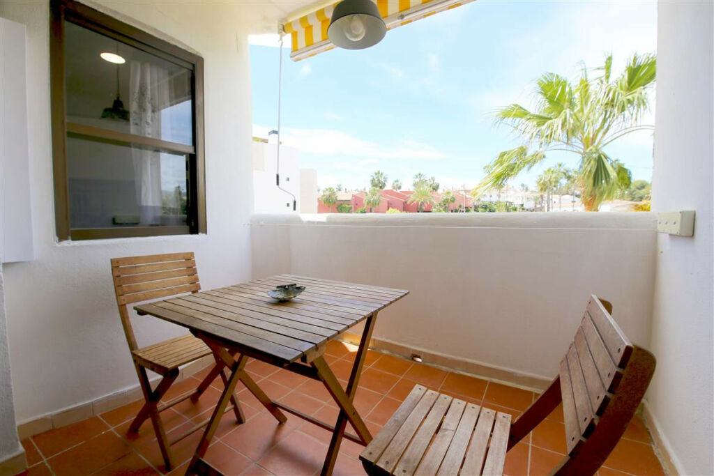 Middle Floor Apartment Estepona Málaga - image 4