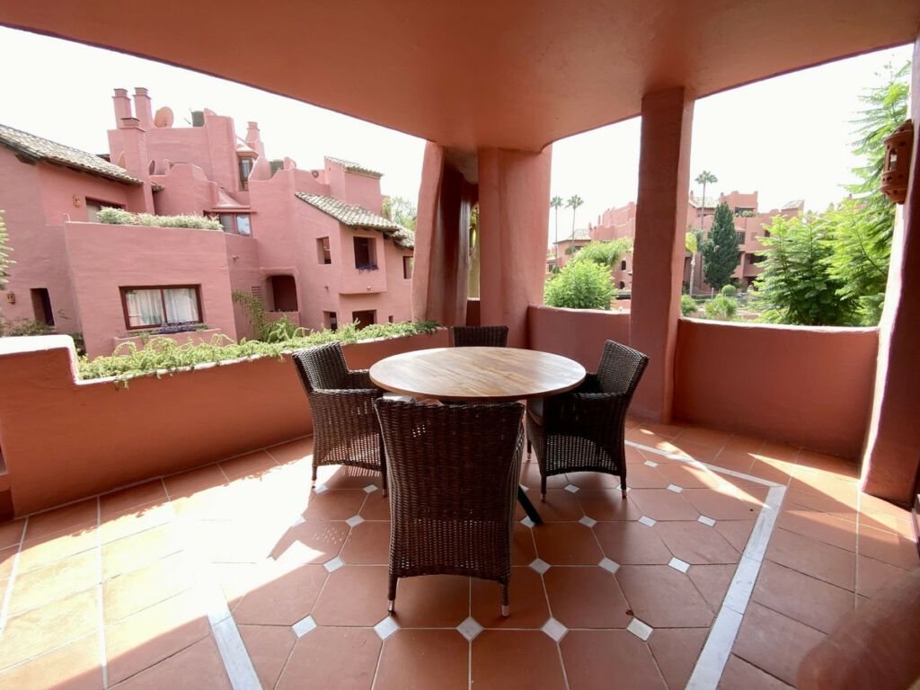 Middle Floor Apartment Estepona Málaga - image 4