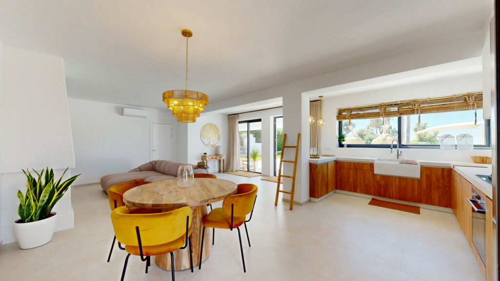 Detached Villa Estepona Málaga - image 3