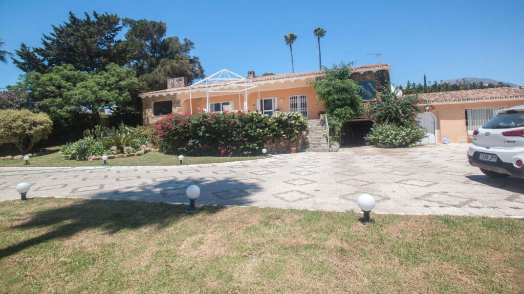 Detached Villa Estepona Málaga - image 4
