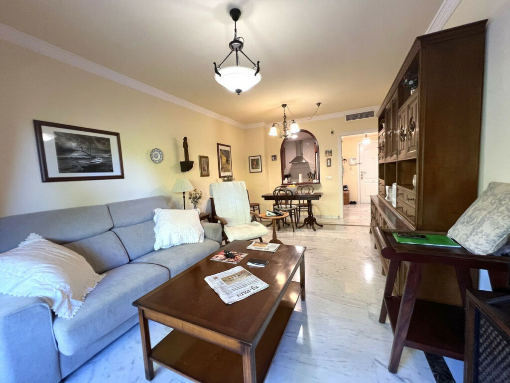 Middle Floor Apartment The Golden Mile Málaga - image 4