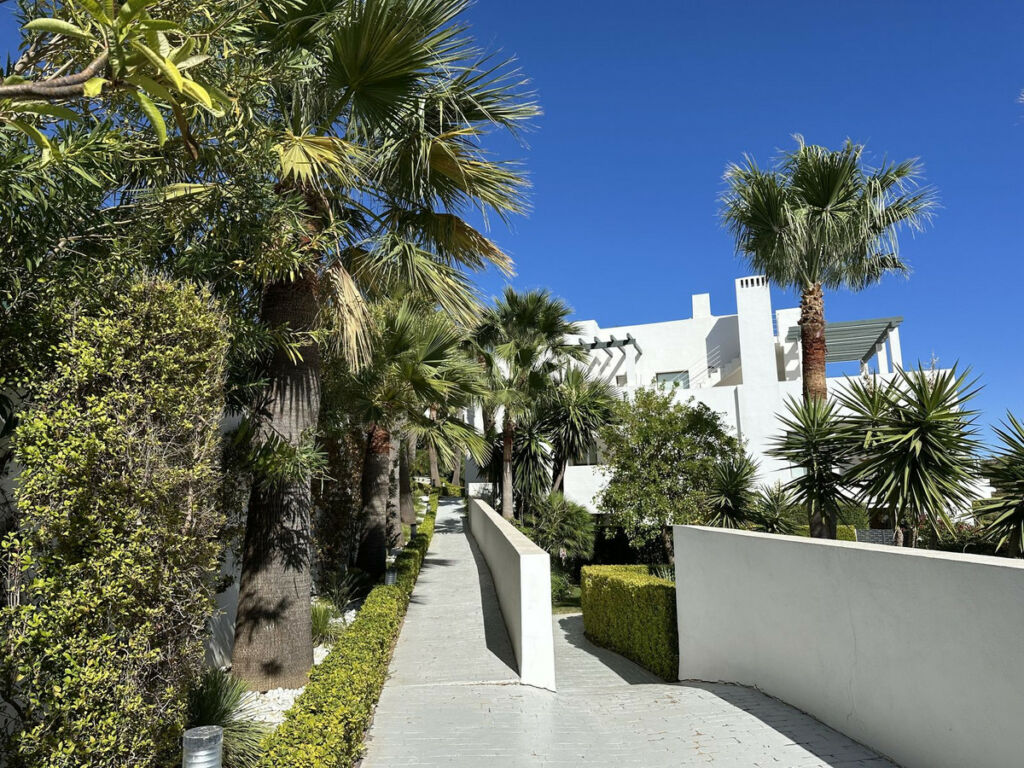 Middle Floor Apartment Casares Málaga - image 4