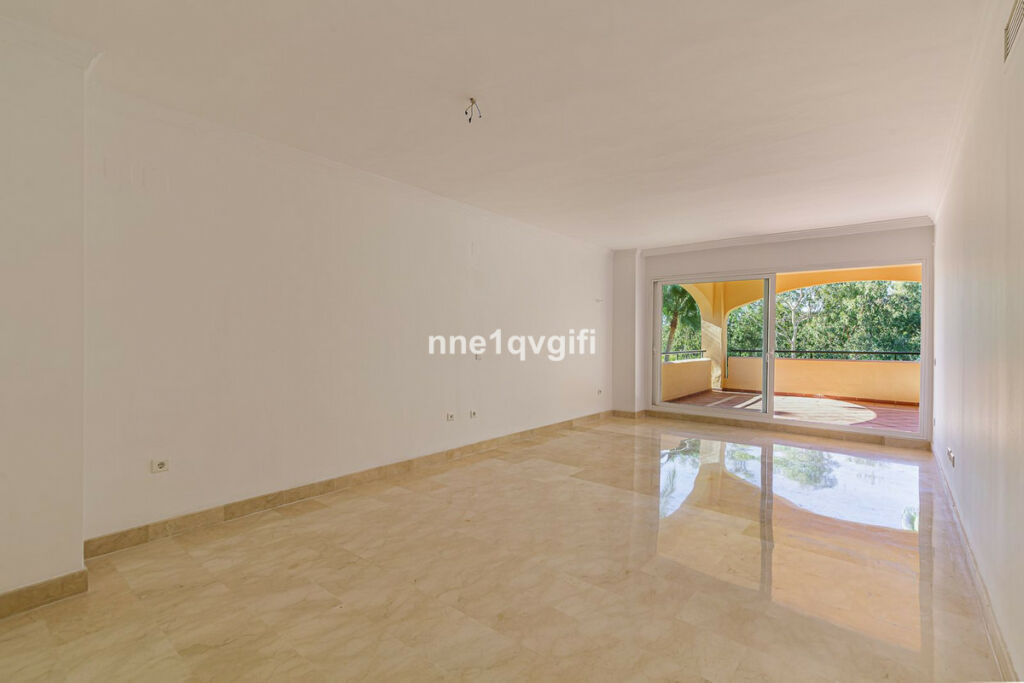 Middle Floor Apartment Elviria Málaga - image 4