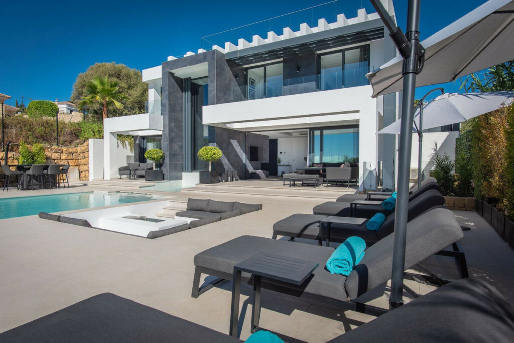 Detached Villa Estepona Málaga - image 4