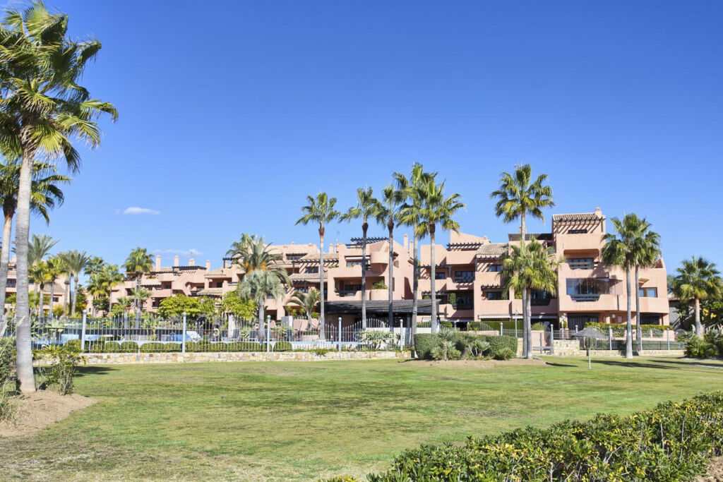 Middle Floor Apartment New Golden Mile Málaga - image 4