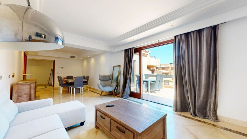 Middle Floor Apartment Estepona Málaga - image 4