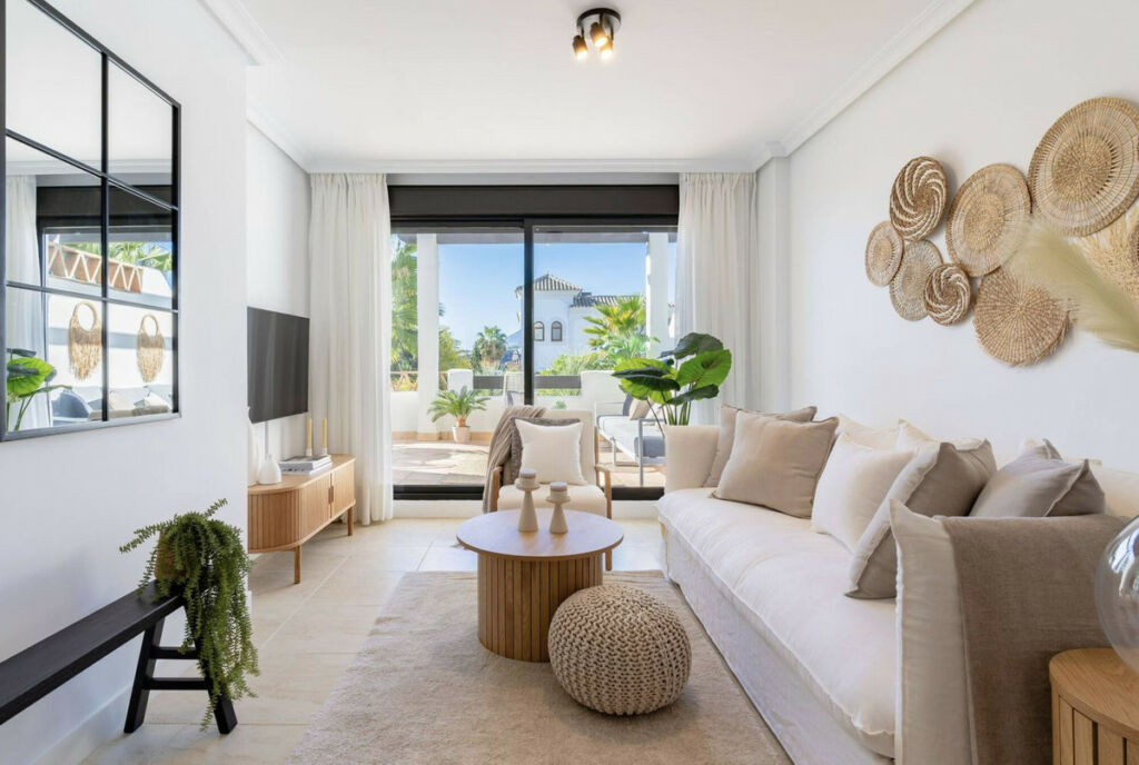 Middle Floor Apartment Estepona Málaga - image 4