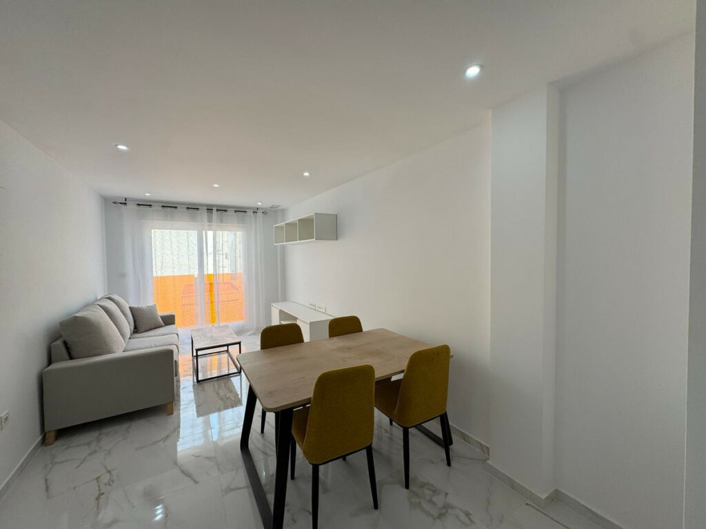 Middle Floor Apartment Torrevieja Alicante - image 4