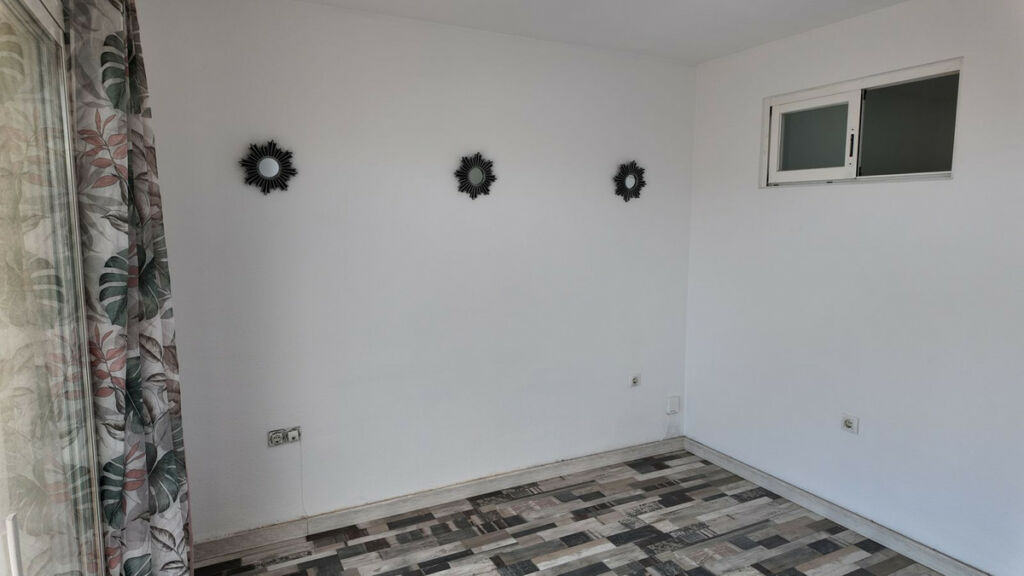 Middle Floor Apartment Benalmadena Málaga - image 4