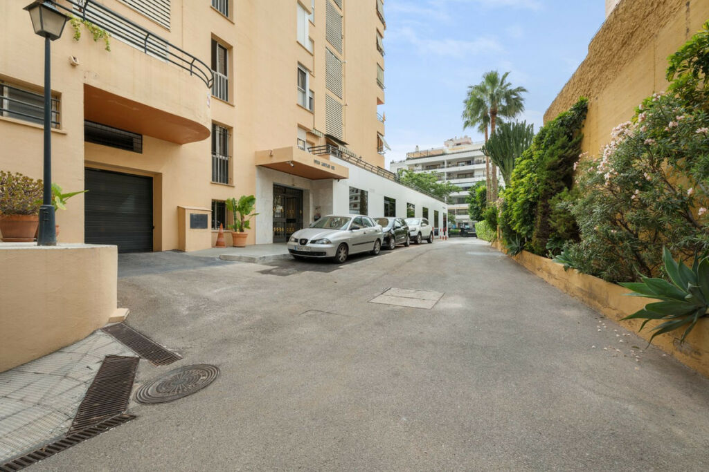 Middle Floor Apartment Marbella Málaga - image 4