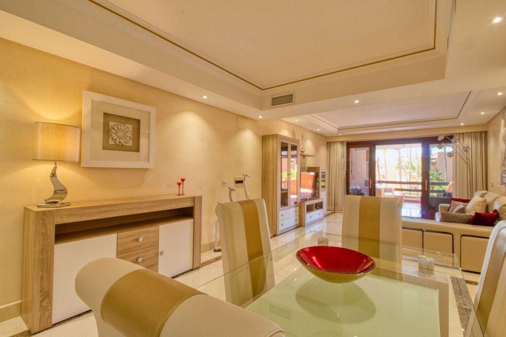 Middle Floor Apartment Estepona Málaga - image 4