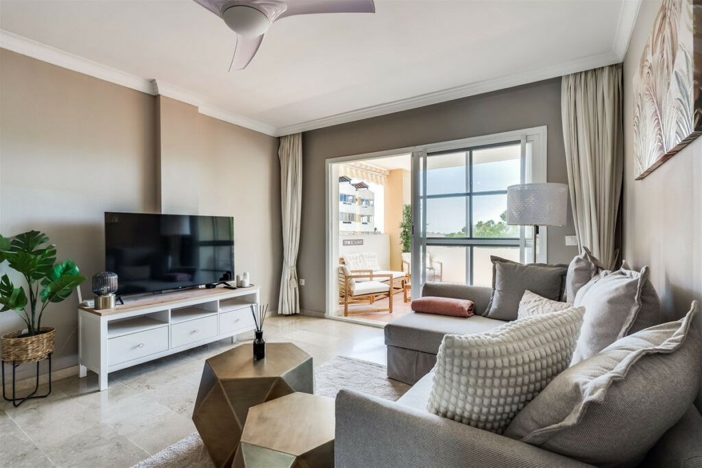 Middle Floor Apartment New Golden Mile Málaga - image 4
