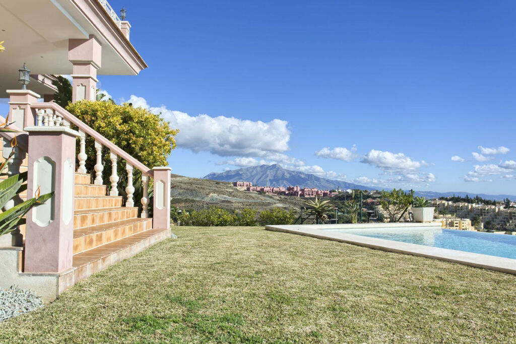Detached Villa Los Flamingos Málaga - image 4