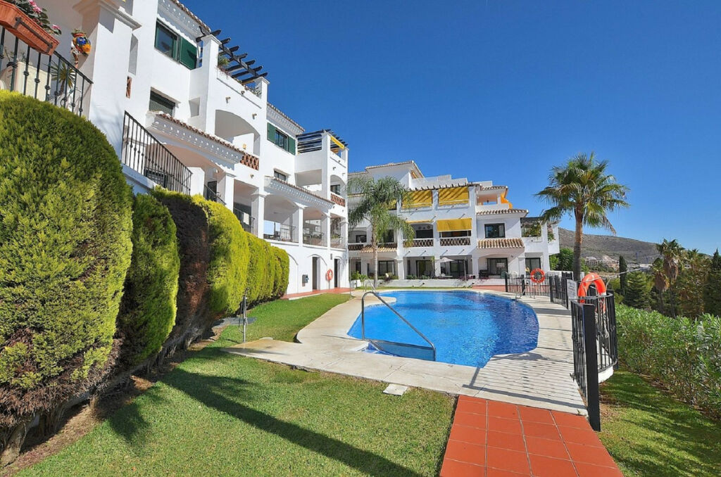 Middle Floor Apartment Benalmadena Pueblo Málaga - image 4