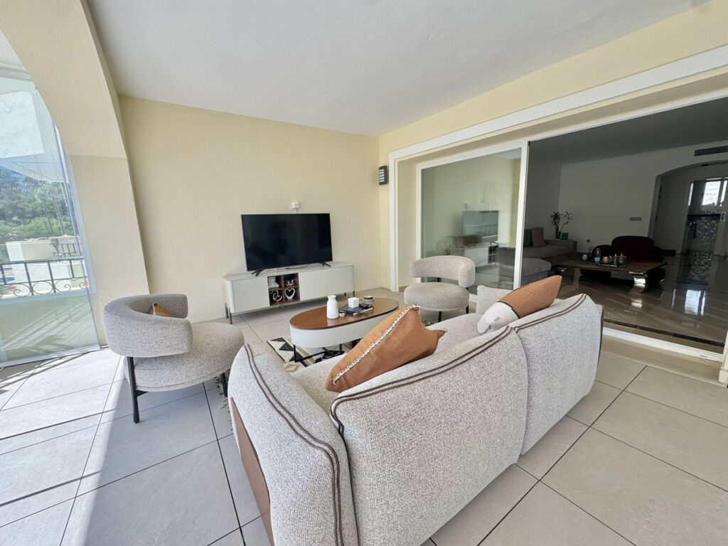 Middle Floor Apartment Elviria Málaga - image 4