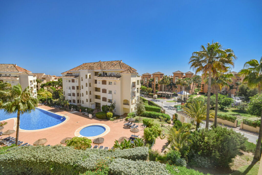 Ground Floor Apartment Elviria Málaga - image 4