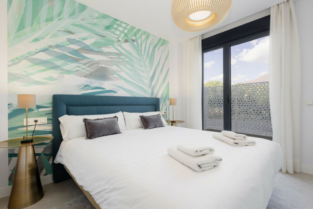 Middle Floor Apartment Estepona Málaga - image 4