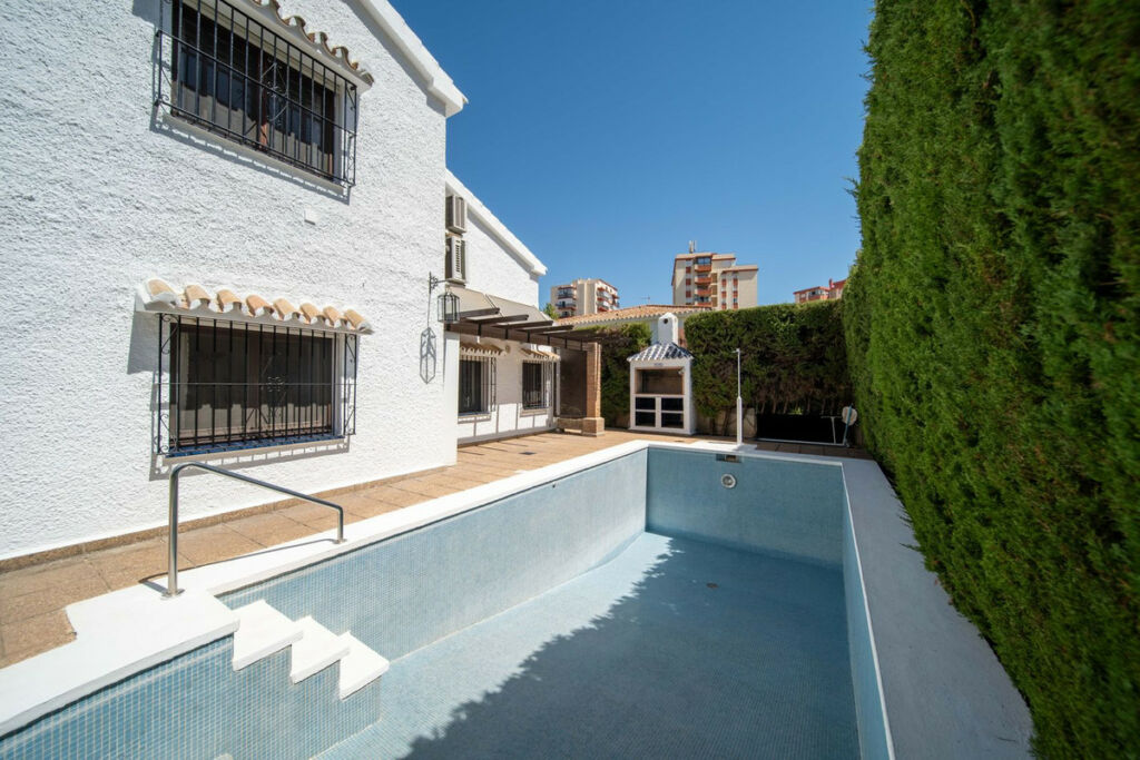 Detached Villa Fuengirola Málaga - image 4