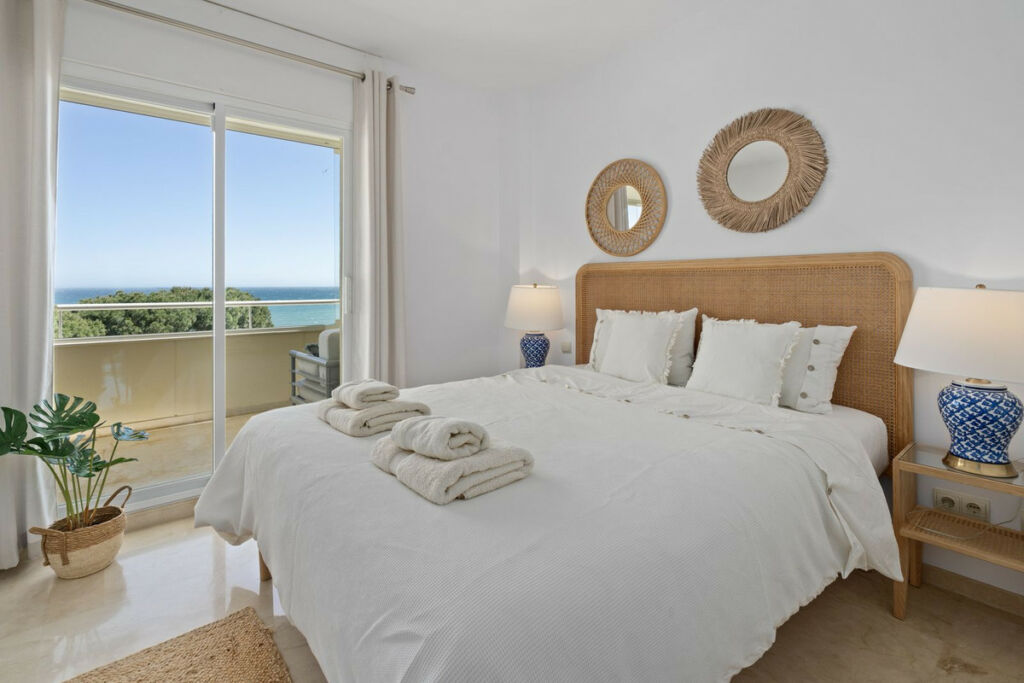 Middle Floor Apartment Cabopino Málaga - image 4