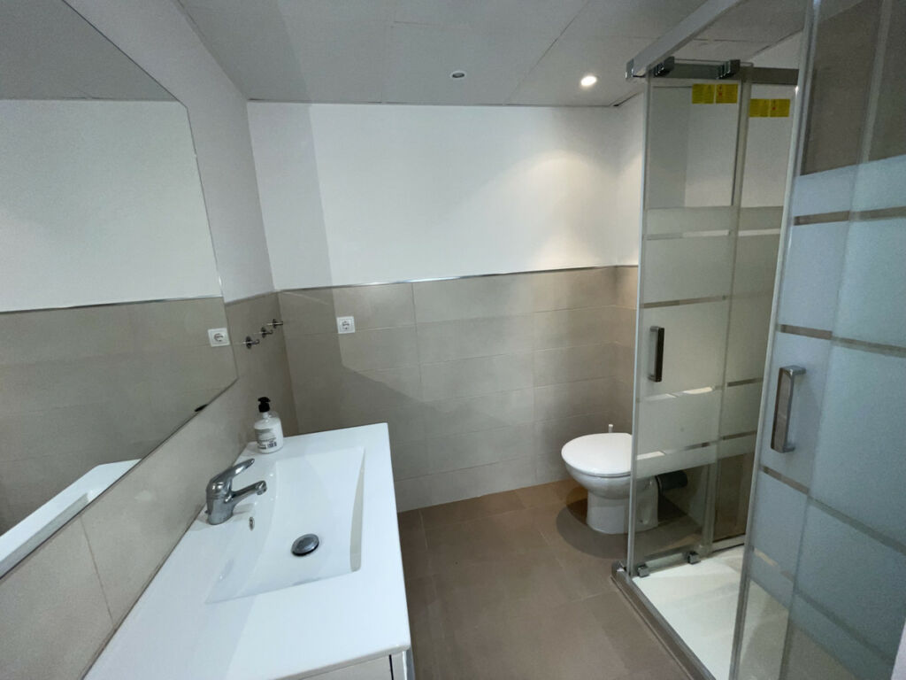 Middle Floor Apartment Estepona Málaga - image 4