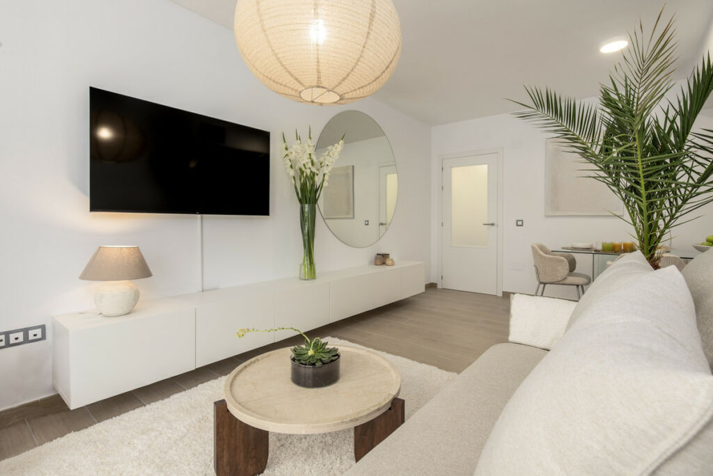 Middle Floor Apartment Estepona Málaga - image 4