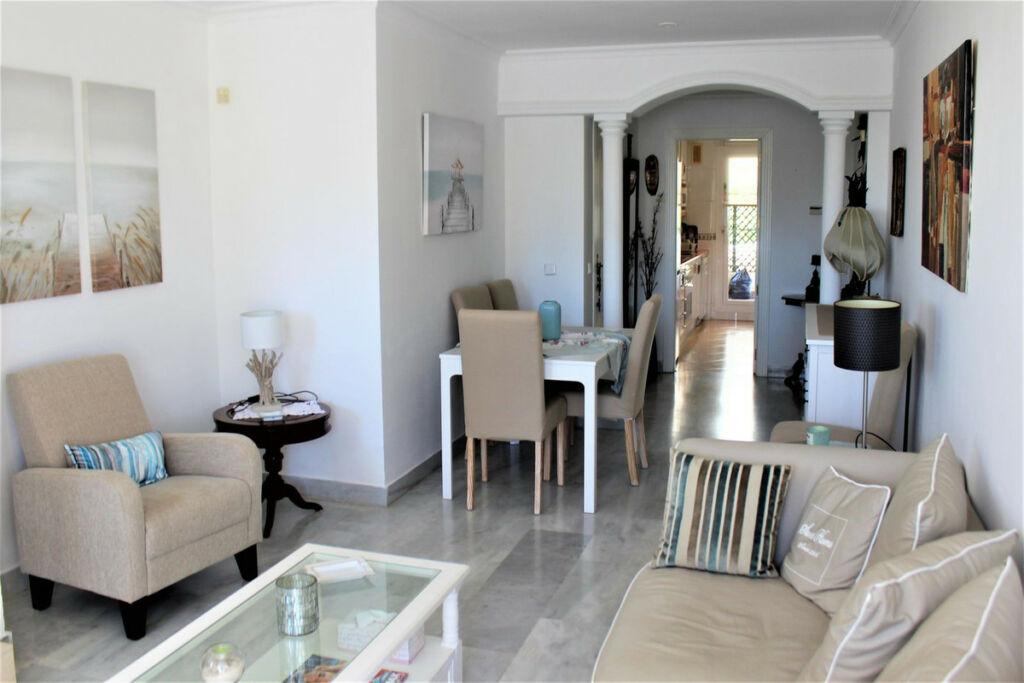 Middle Floor Apartment Nueva Andalucía Málaga - image 4