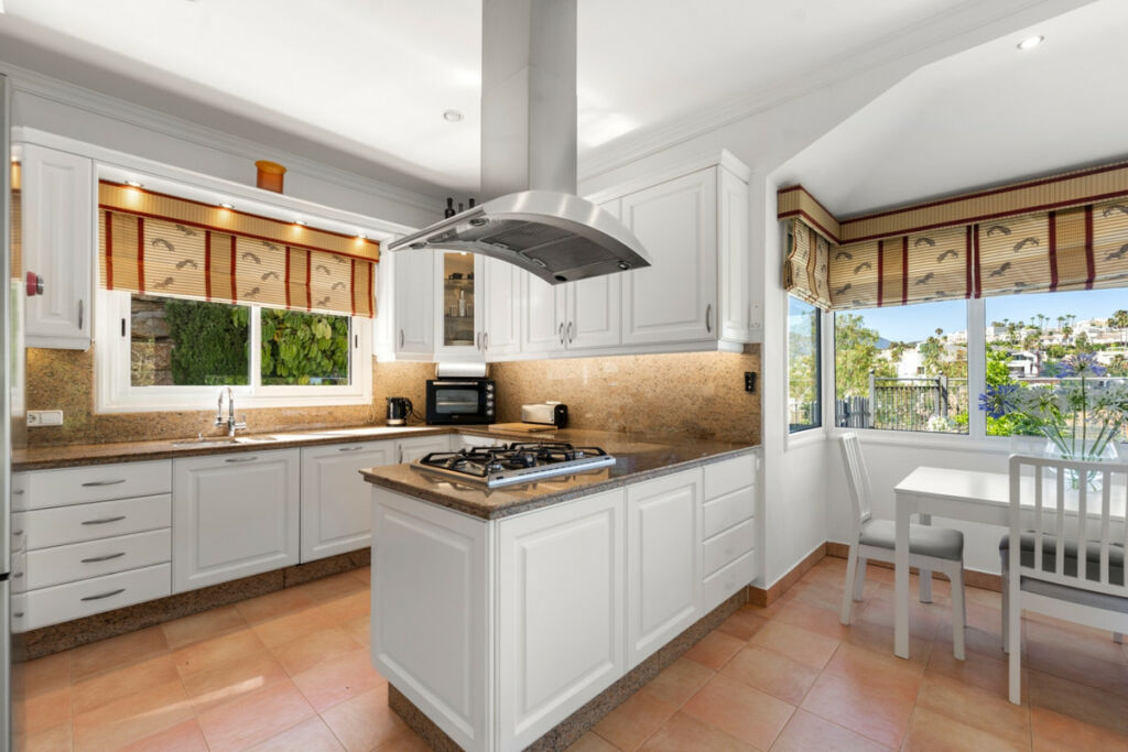 Detached Villa Benahavís Málaga - image 4