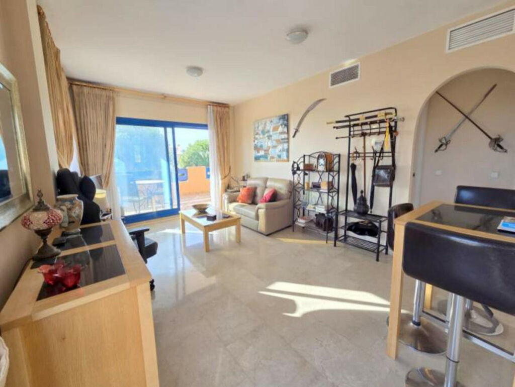 Middle Floor Apartment La Duquesa Málaga - image 4