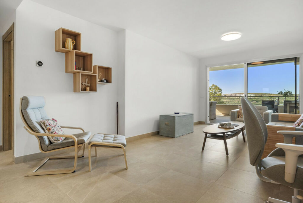 Middle Floor Apartment Estepona Málaga - image 4