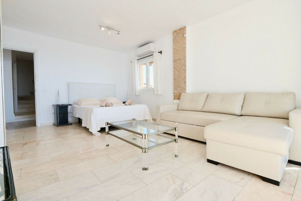 Middle Floor Apartment Puerto de Cabopino Málaga - image 4