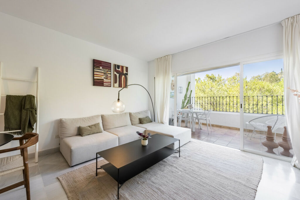 Middle Floor Apartment La Quinta Málaga - image 4
