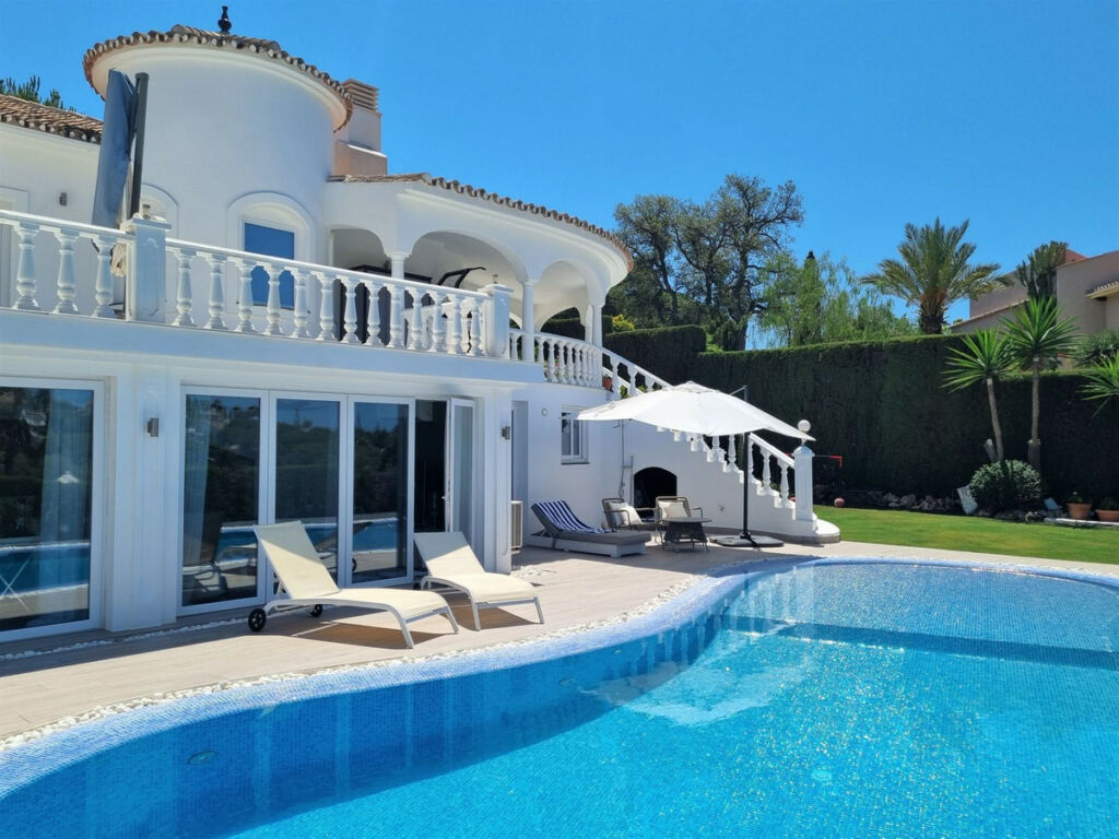 Detached Villa Elviria Málaga - image 4