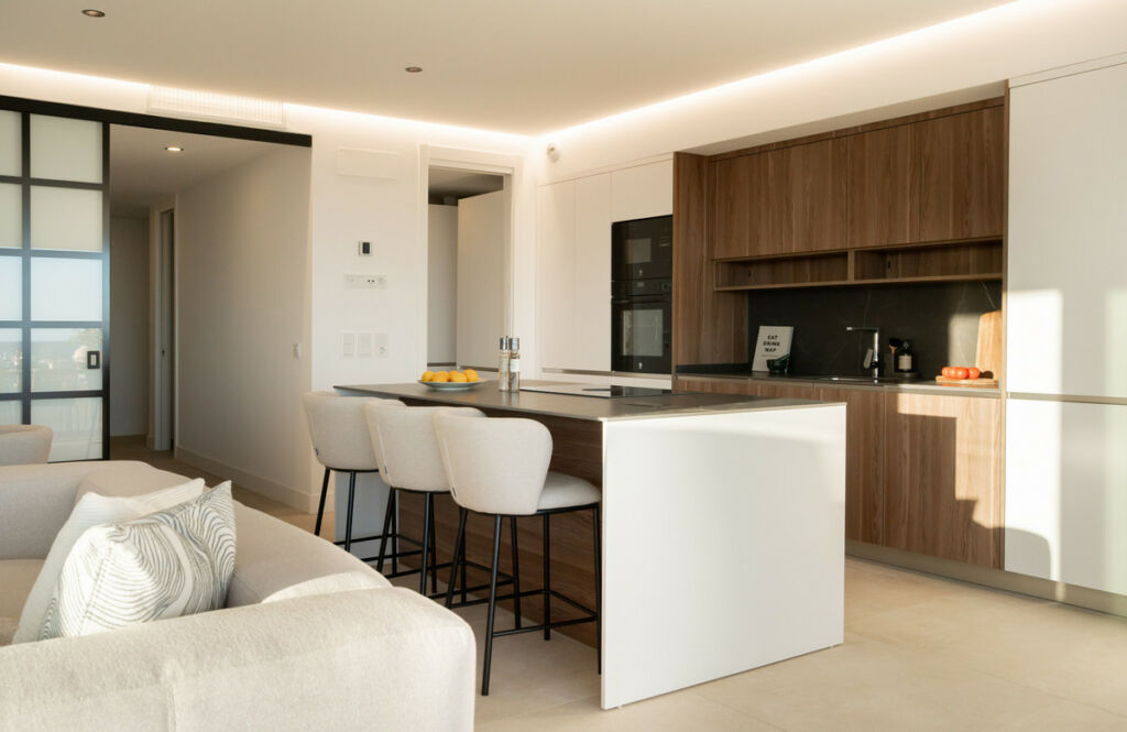 Middle Floor Apartment Estepona Málaga - image 2
