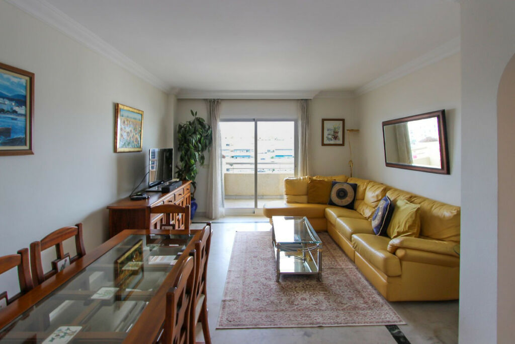 Middle Floor Apartment Puerto Banús Málaga - image 4