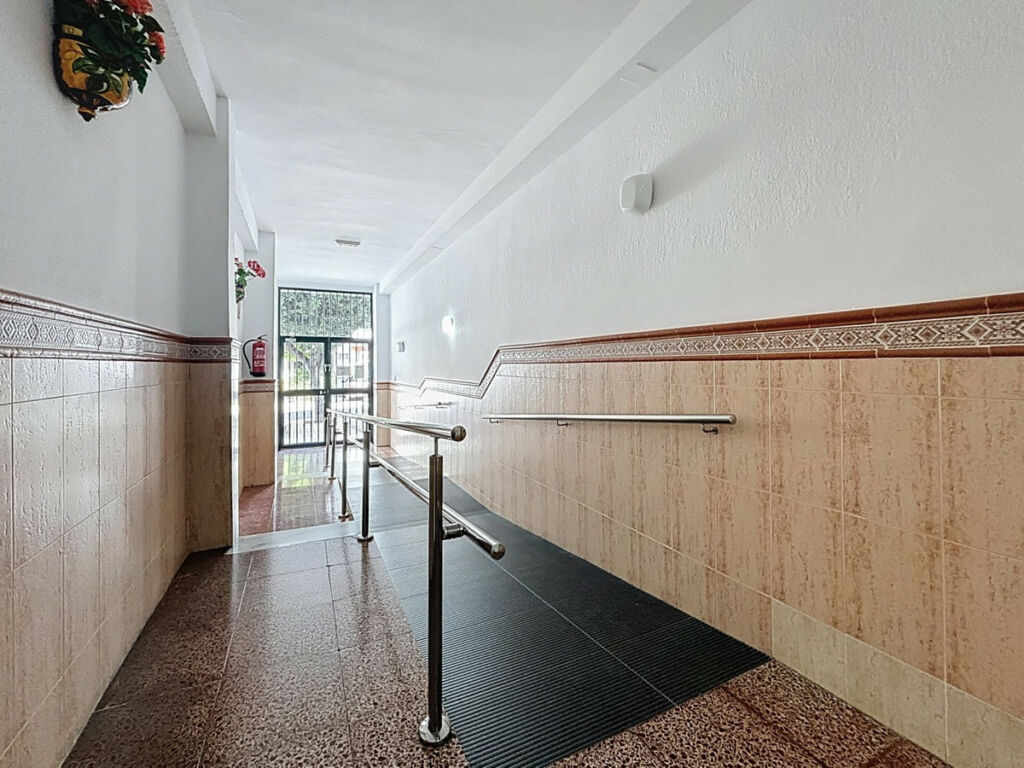 Middle Floor Apartment Torre del Mar Málaga - image 4