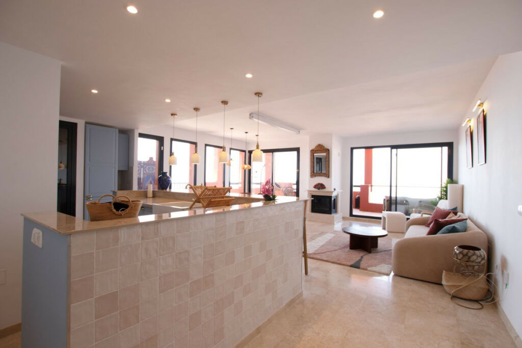 Middle Floor Apartment Calahonda Málaga - image 4