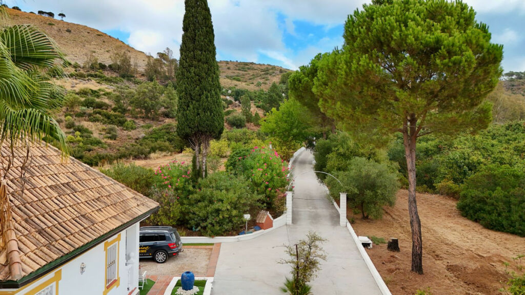 Detached Villa Alhaurín el Grande Málaga - image 4