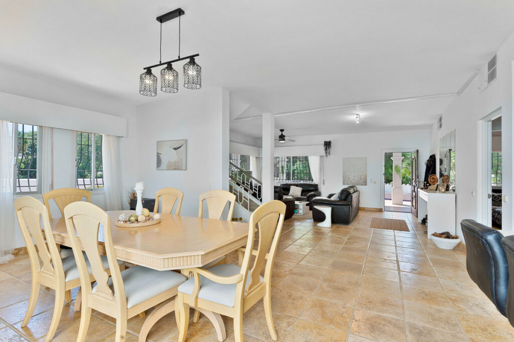 Detached Villa Nueva Andalucía Málaga - image 5