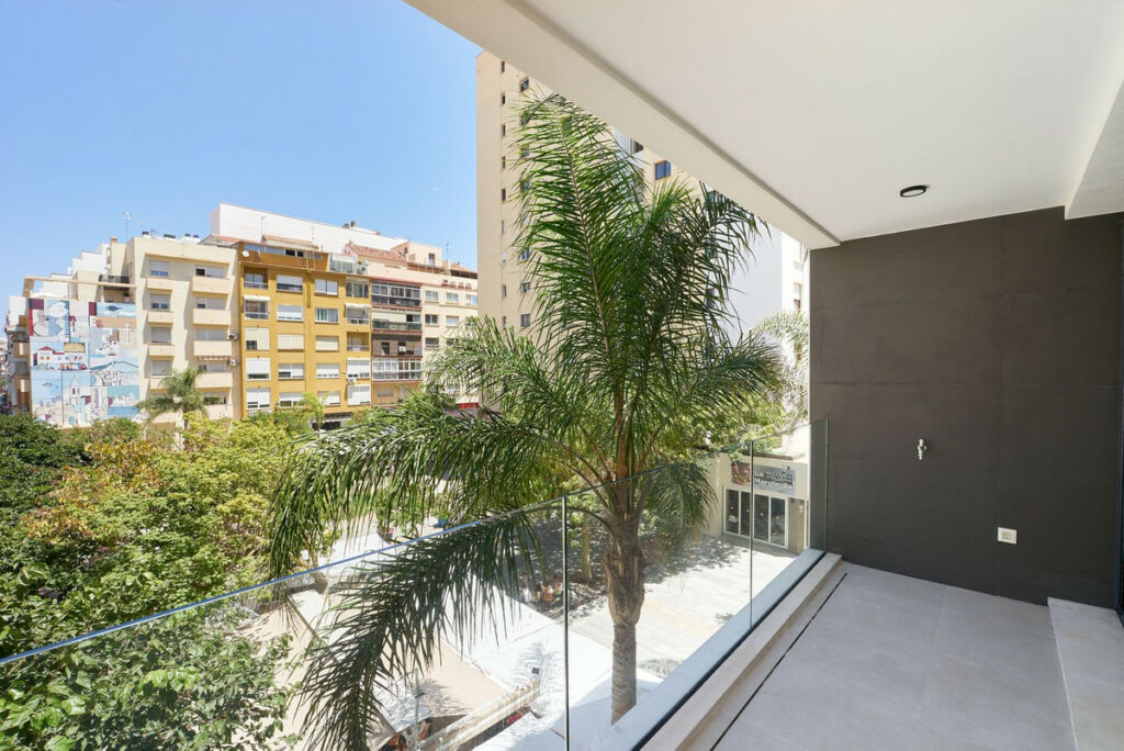 Middle Floor Apartment Estepona Málaga - image 4
