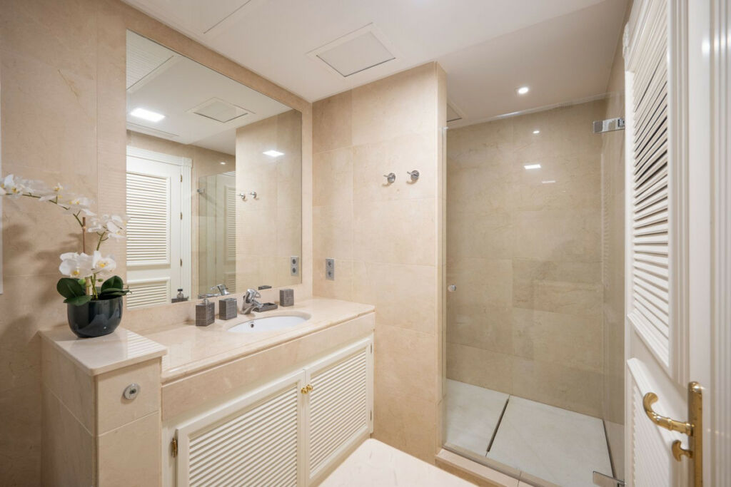 Detached Villa Marbella Málaga - image 40