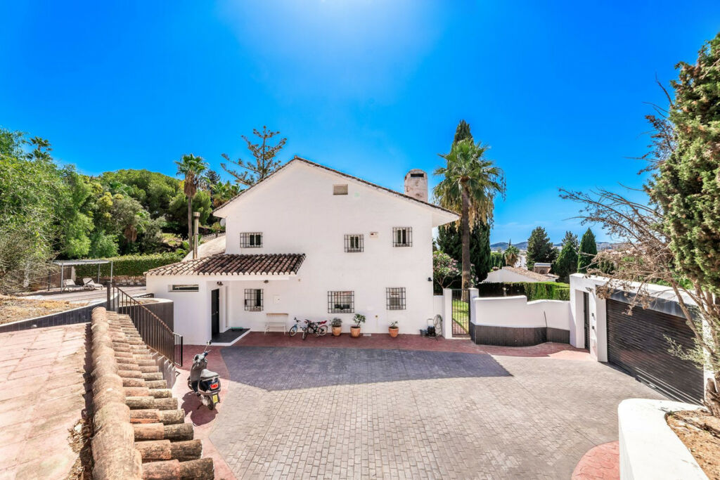 Detached Villa El Coto Málaga - image 40