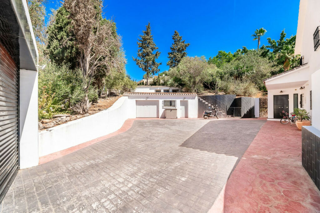 Detached Villa El Coto Málaga - image 41