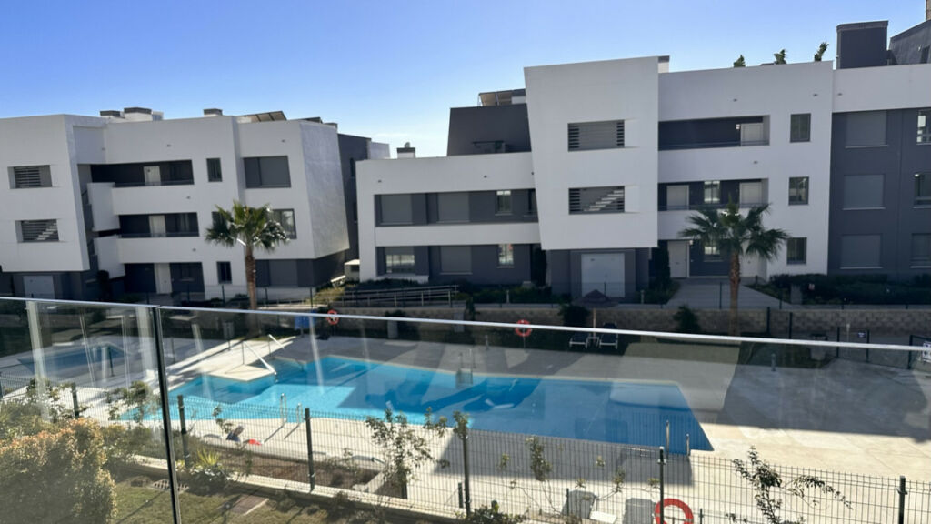 Middle Floor Apartment Selwo Málaga - image 2