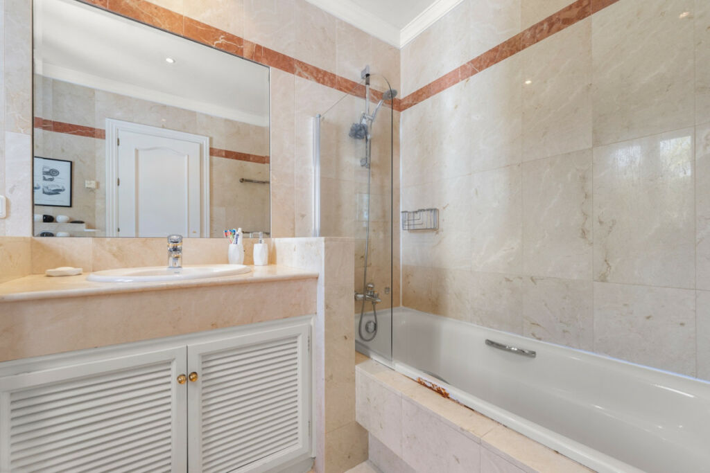 Detached Villa Benahavís Málaga - image 42