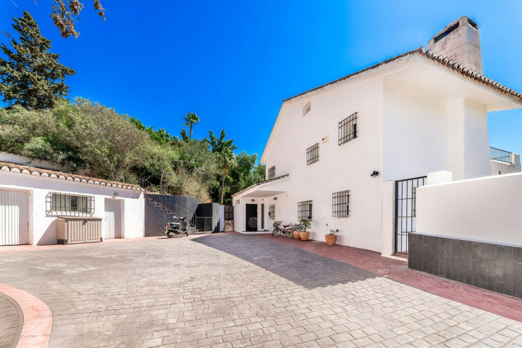 Detached Villa El Coto Málaga - image 43