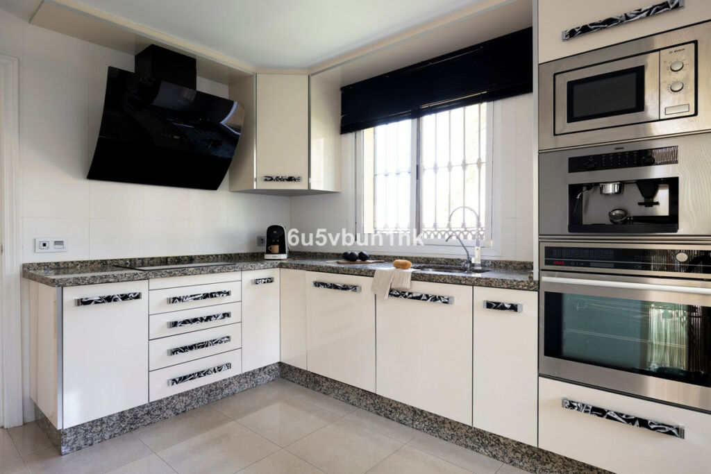 Detached Villa Sierrezuela Málaga - image 43