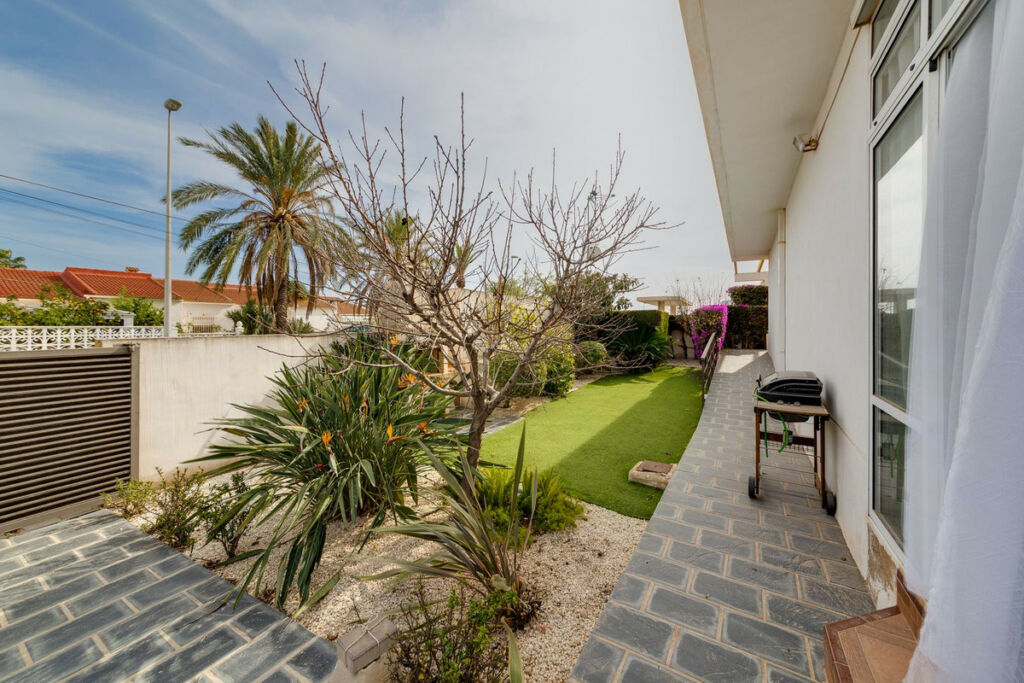 Bungalow Mil Palmeras Alicante - image 32