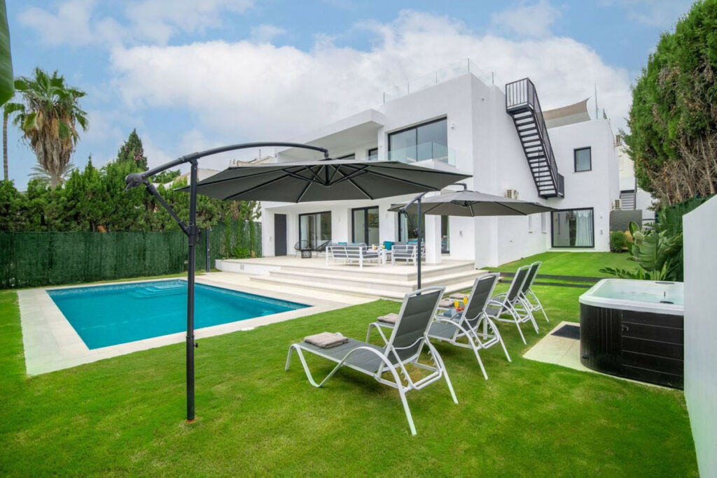 Detached Villa Guadalmina Alta Málaga - image 5