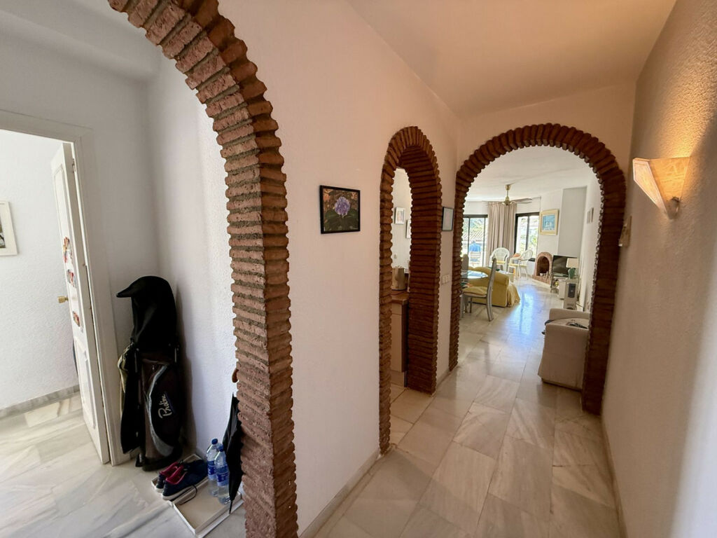 Middle Floor Apartment Calahonda Málaga - image 5