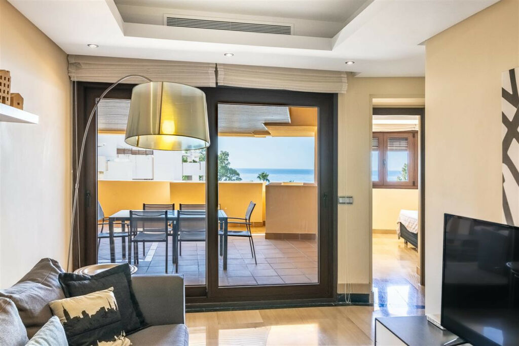 Middle Floor Apartment Estepona Málaga - image 5